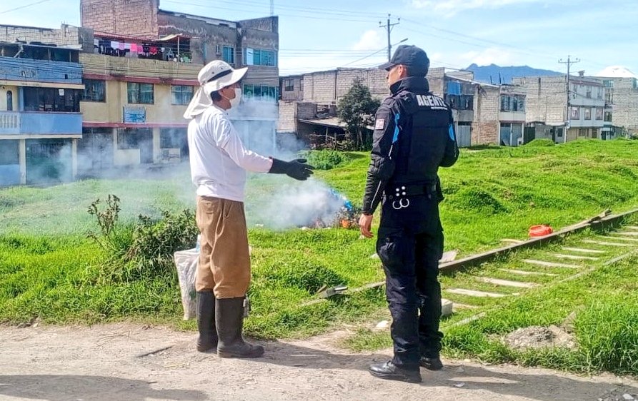 agentesdequito's tweet photo. 👮🏻🍃#QuitoVerde|Durante el patrullaje de control ambiental en Santa Bárbara y El Garrochal, realizamos el exhorto a ciudadanos quienes se encontraban realizando quemas a cielo abierto.
🏞️Estas acciones contaminan nuestro ambiente y destruyen nuestro hogar.
#SomosAgentesDeQuito💙 https://t.co/Ad1MsKae0p