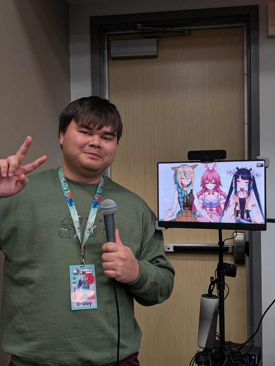 I got the chance to attend both of @VivariaVirtual panels <a href="/AnimeOttawa/">Anime Ottawa</a> . It was also awesome getting to chat with <a href="/DreamyEtude/">Dreamy 💖💫【VIVARIA】</a> , <a href="/izumiteeny/">izumi teeny 泉ティーニー 🌧🐎 【VIVARIA】</a> , and <a href="/NaexiGlaurwyrm/">NAEXI GLAURWYRM 🔸🔖 【VIVARIA】</a> at the meet and greet.