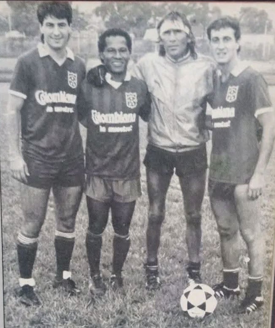JJ Miranda (@jjmiranda15) on Twitter photo Murió un símbolo de la portería: Hugo Orlando "el loco" Gatti. En esta foto junto a Jorge Da Silva, Willington Ortiz y Norberto "el beto" Alonso, cuando vistieron la camiseta del <a href="/AmericadeCali/">América de Cali</a> para la despedida del "viejo" Willy Murió un símbolo de la portería: Hugo Orlando "el loco" Gatti. En esta foto junto a Jorge Da Silva, Willington Ortiz y Norberto "el beto" Alonso, cuando vistieron la camiseta del <a href="/AmericadeCali/">América de Cali</a> para la despedida del "viejo" Willy