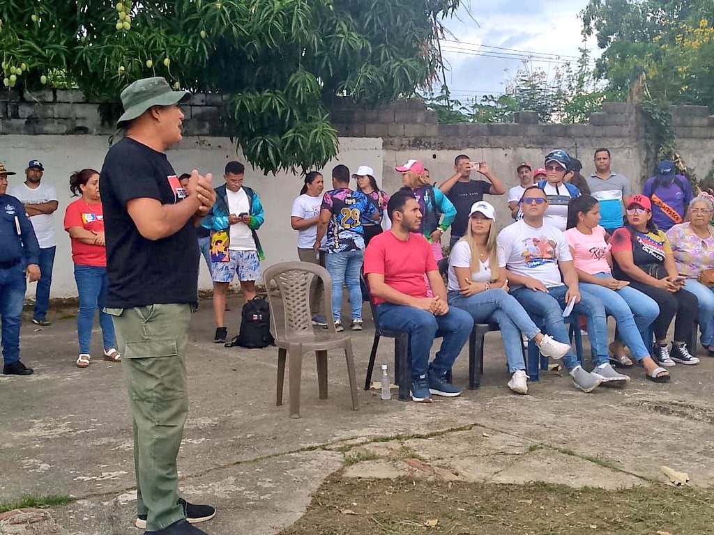 ¡Vamos en vanguardia a la consolidación del Estado Comunal!

🔴⚫ Nuestro candidato a la <a href="/Asamblea_Ven/">Asamblea Nacional 🇻🇪</a> por el estado <a href="/MrtCojedes_/">MrtCojedes_Oficial</a> Julio Portilla Responsable del <a href="/BloqLlanero_MRT/">BloqueLlaneroAmazonico_MRT</a>, militancia y miembros de la dirección regional realizan visita en la comunidad Limoncito en el