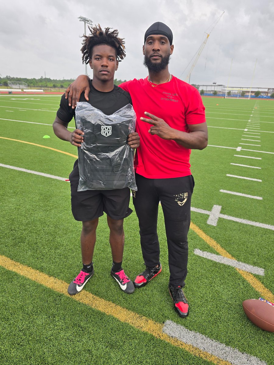 ZhanteriusM's tweet photo. Had a great time BALLIN’ at The Box Showcase yesterday!
Got Runner-Up MVP! Created separation all day, made big plays in 1v1s, and turned heads in drills. Just getting started!

@T360Elite @jackson_dip
 @joeagleason @fb_westfield @DezBlackCoach @CoachSherms @Coach_Bragg https://t.co/GiW1sMrhSg