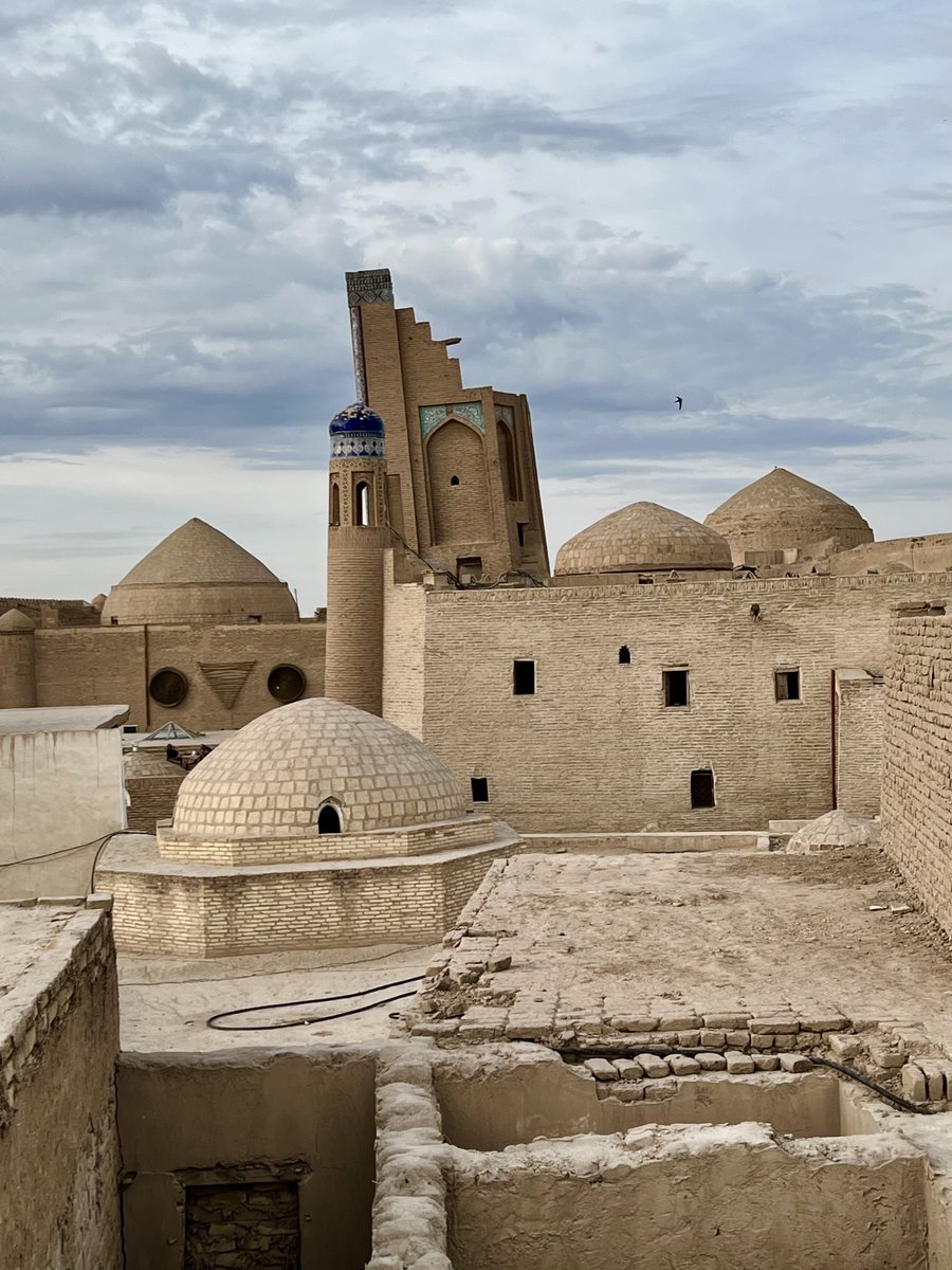 Der schiefe Turm von Pisa steht im Vergleich gerade. Medrese am Osttor der Stadtmauer in Chiva
