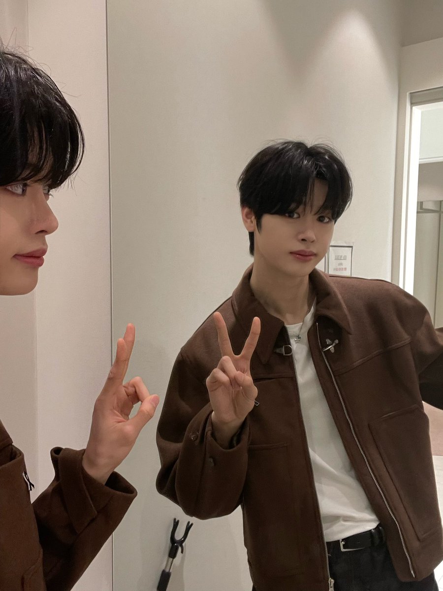 I keep doing the peace sign in every picture. Anyone got a cool pose suggestion, fast?