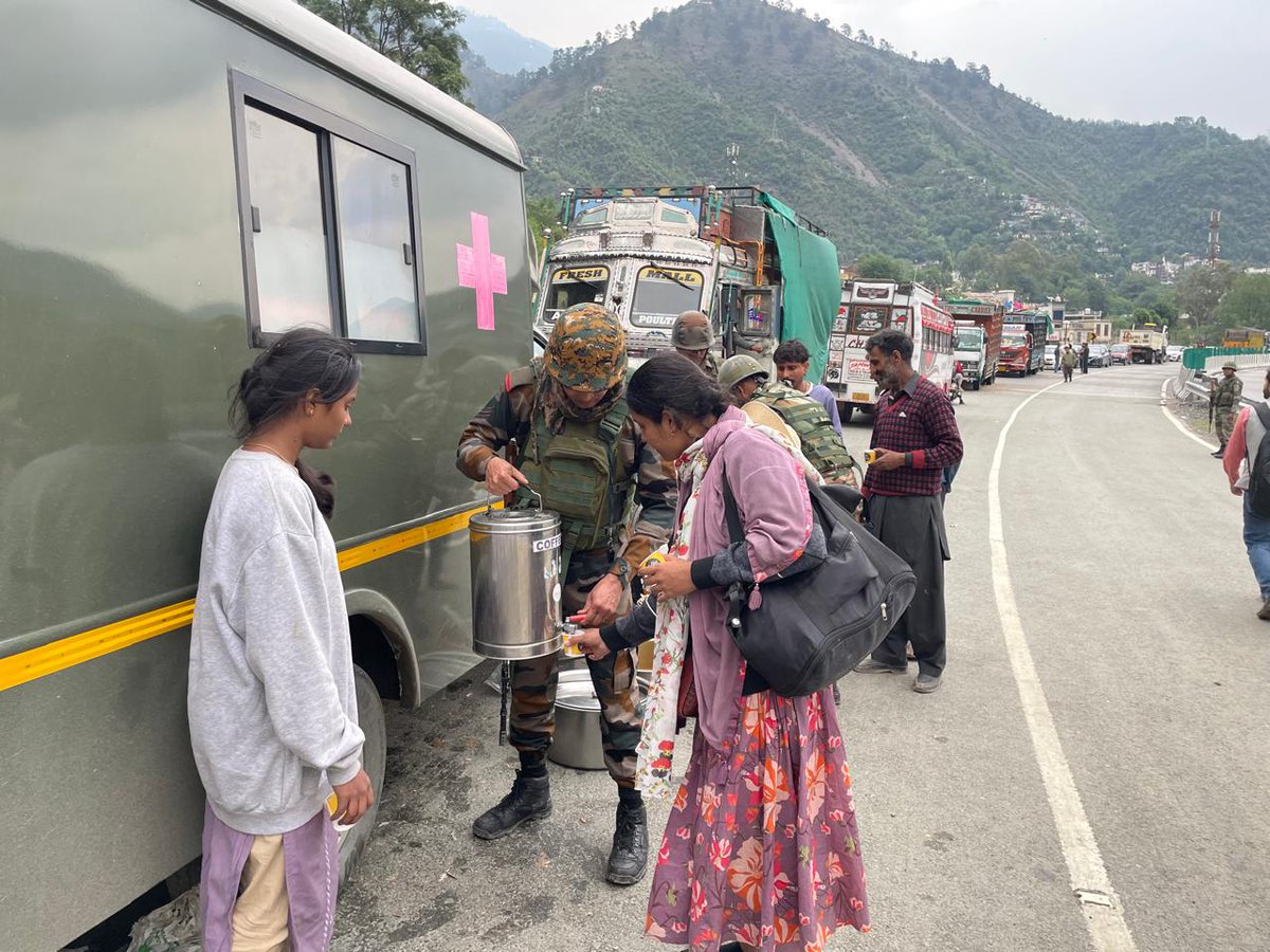 IndianArmyinJK's tweet photo. #WeCanWeCare
#IndianArmy continues to reach out to stranded people on NH 44, affected by cloud burst &amp; landslides in Ramban district, J&amp;K.
Despite the inclement weather &amp; the scale of the crisis, Army is providing food, #FirstAid, medicines &amp; all possible support to the people. https://t.co/yCiAmTgzYk
