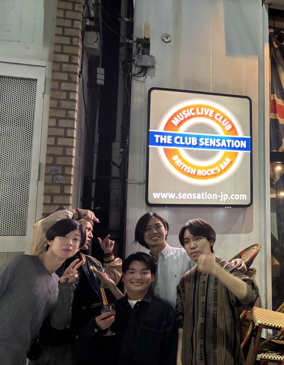 【🐣 オフショット？】

昨日は、友人であるLEATERTURFの企画
「strangeshow」を観にクラブセンセーションへ。しんちゃんの加入により楽曲の幅と奥行きが広がり、確かな技巧とムーディーなトーンで会場を圧倒。
対バンの藤井ノエル氏、TRAVEL SERVICEも素晴らしく、大変刺激的な一夜でした🐥