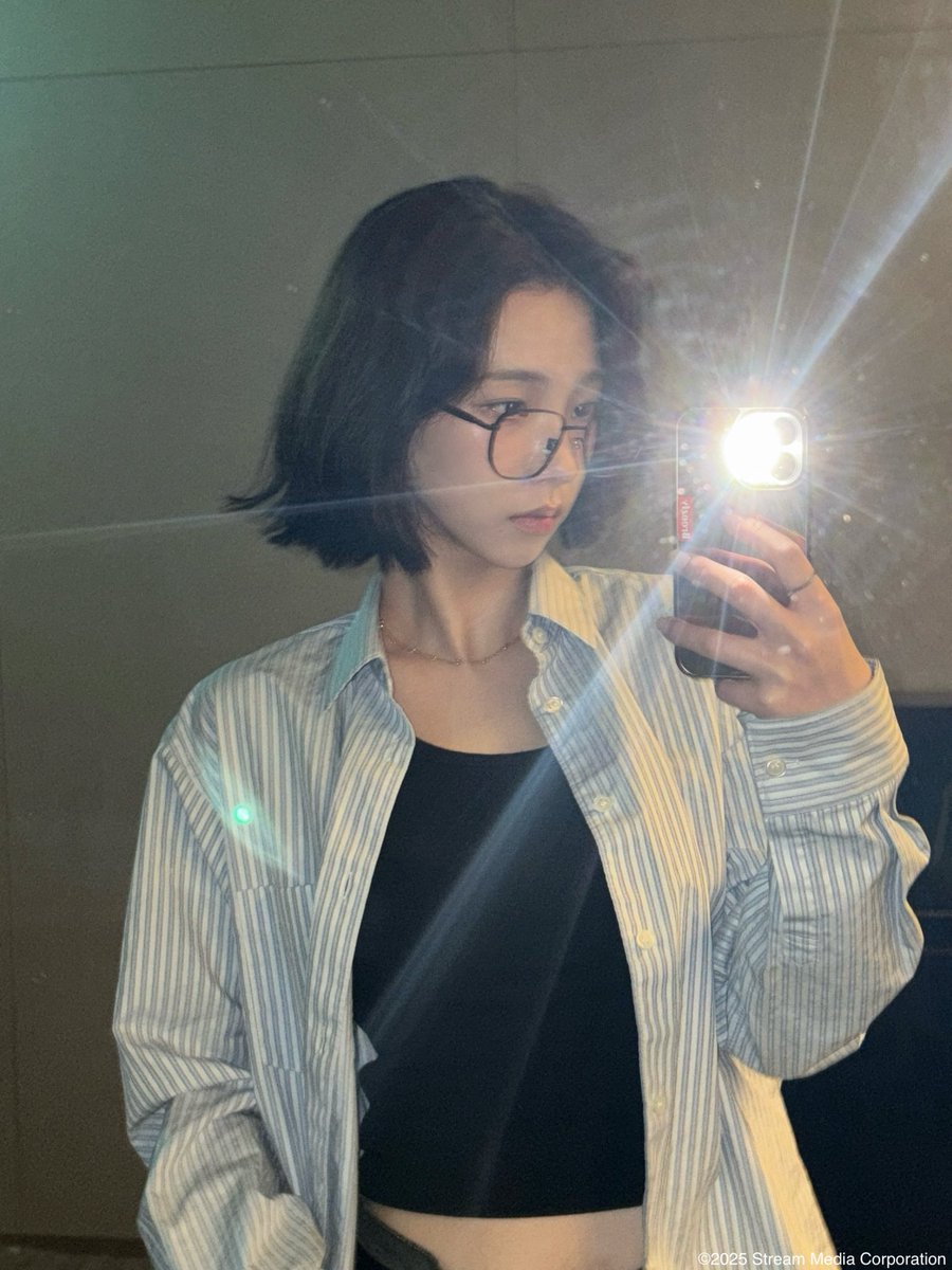 There’s something about the light hitting just right, my outfit looking perfect, and me standing here like — Yeah, I’ve got this. I’m pretty sure even the mirror is impressed right now.