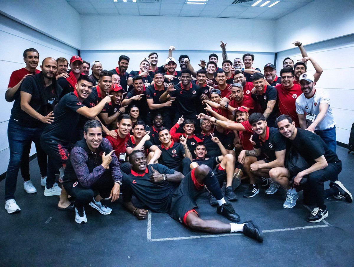Xolos's tweet photo. ¡JUNTOS! ❤️🖤

¡Tu equipo celebra contigo el campeonato de goleo, Pantera! 🏆

#FuerzaTijuas 🐕 https://t.co/F3yJLZvVKE
