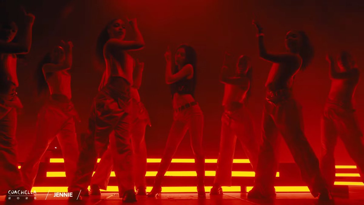 kjsaintly's tweet photo. SHE DID BICHI NANEUN SOLO

JENNIE RUNS COACHELLA 
#JENCHELLA #JENCHELLA2025 https://t.co/7hqNfQofMd