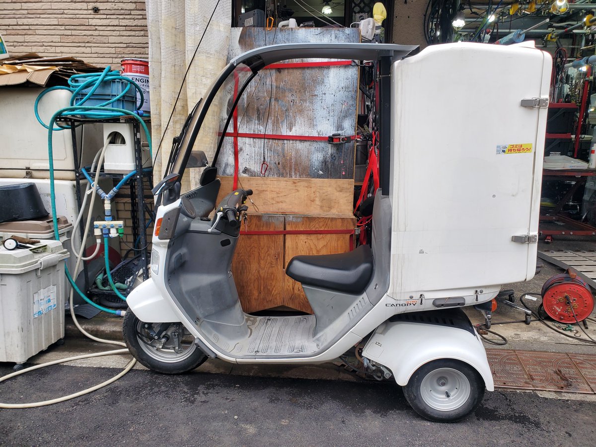 ジャイロキャノピー(※)を販売しています。 ※：写真の屋根付きの3輪