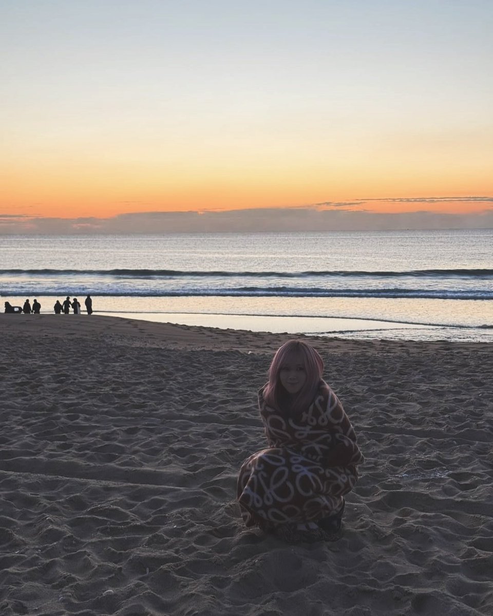 Giselxle's tweet image. 𝘕𝘰 𝘳𝘶𝘴𝘩, 𝘯𝘰 𝘯𝘰𝘪𝘴𝘦—𝘫𝘶𝘴𝘵 𝘵𝘩𝘦 𝘰𝘤𝘦𝘢𝘯 𓂃 𓈒𓏸
해가 천천히 수평선에 키스하는 동안 따스한 온기에 감싸여 있습니다. 솜사탕처럼 부드러운 햇살을 머리에 머금은 채 포근한 담요를 두르고 추위에도 불구하고 미소를 짓고 있습니다.