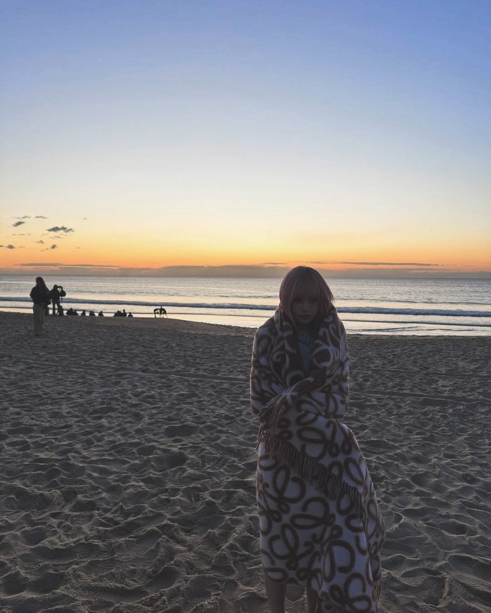 Giselxle's tweet image. 𝘕𝘰 𝘳𝘶𝘴𝘩, 𝘯𝘰 𝘯𝘰𝘪𝘴𝘦—𝘫𝘶𝘴𝘵 𝘵𝘩𝘦 𝘰𝘤𝘦𝘢𝘯 𓂃 𓈒𓏸
해가 천천히 수평선에 키스하는 동안 따스한 온기에 감싸여 있습니다. 솜사탕처럼 부드러운 햇살을 머리에 머금은 채 포근한 담요를 두르고 추위에도 불구하고 미소를 짓고 있습니다.