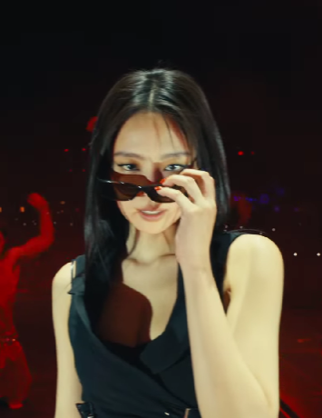 TheePopCore's tweet photo. JENNIE captivates at Coachella with her striking cat-eye, serving fierce &amp; confidence on stage.

#JENCHELLA #JENCHELLA2025 https://t.co/mV0Sn0hlvj