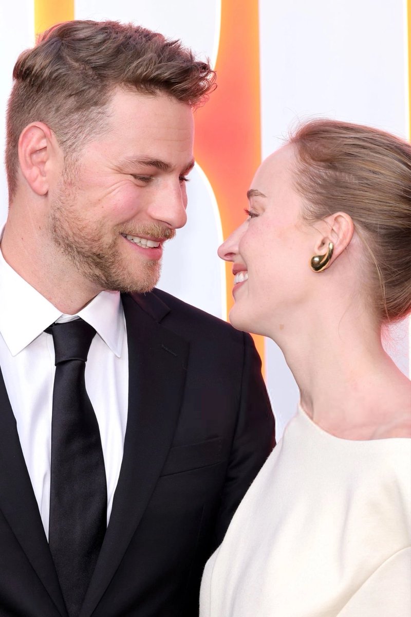 DynevorDaily's tweet photo. Phoebe and Cameron at the premiere of the film Drop.

They’re so adorable! https://t.co/ltNHwCDAEQ