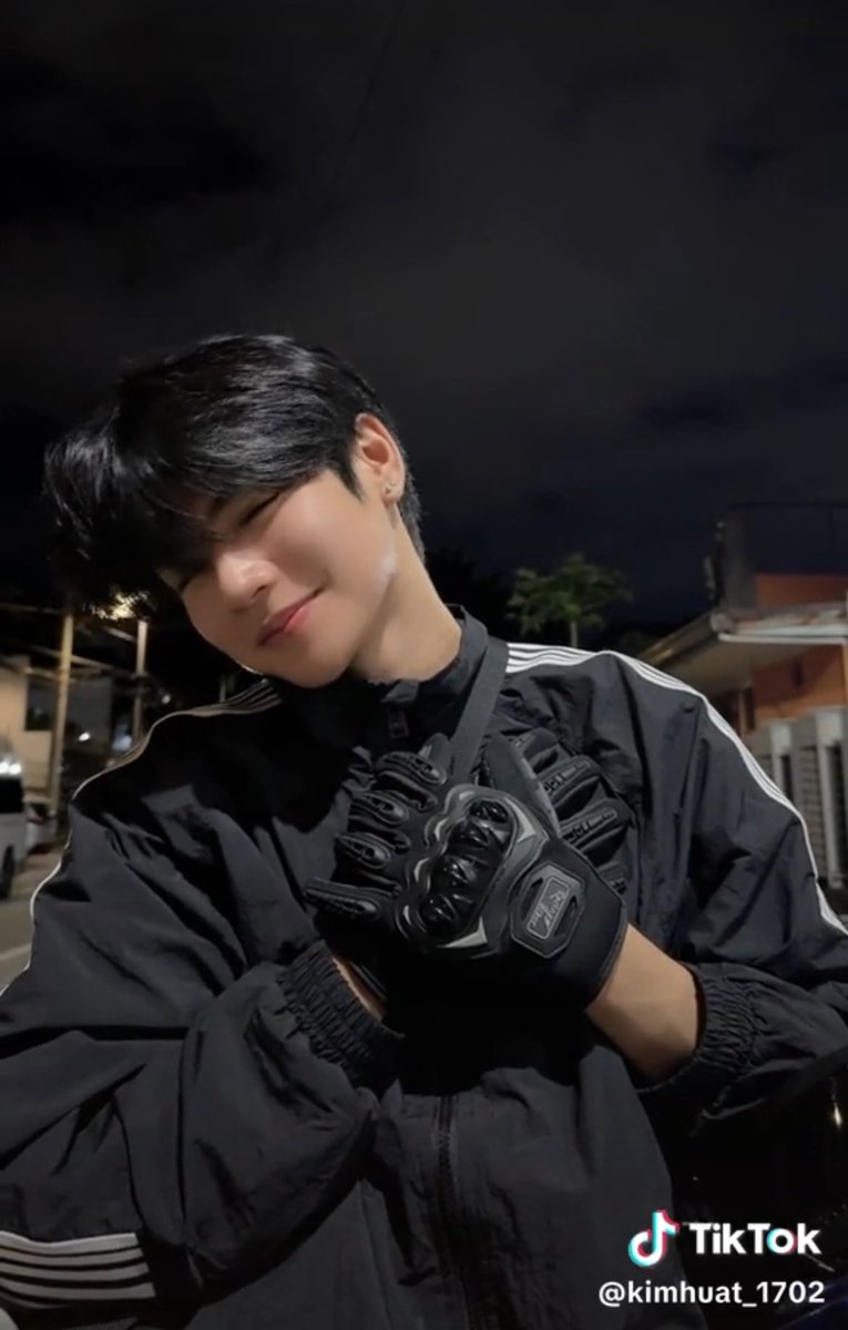 What if naibook mo na rider ganito kapogi? 🐱🥹
Share your thoughts 🥰 

#HORI7ON #호라이즌 
#HORI7ON_KIM #KIM #킴
<a href="/HORI7ONofficial/">HORI7ONofficial</a>