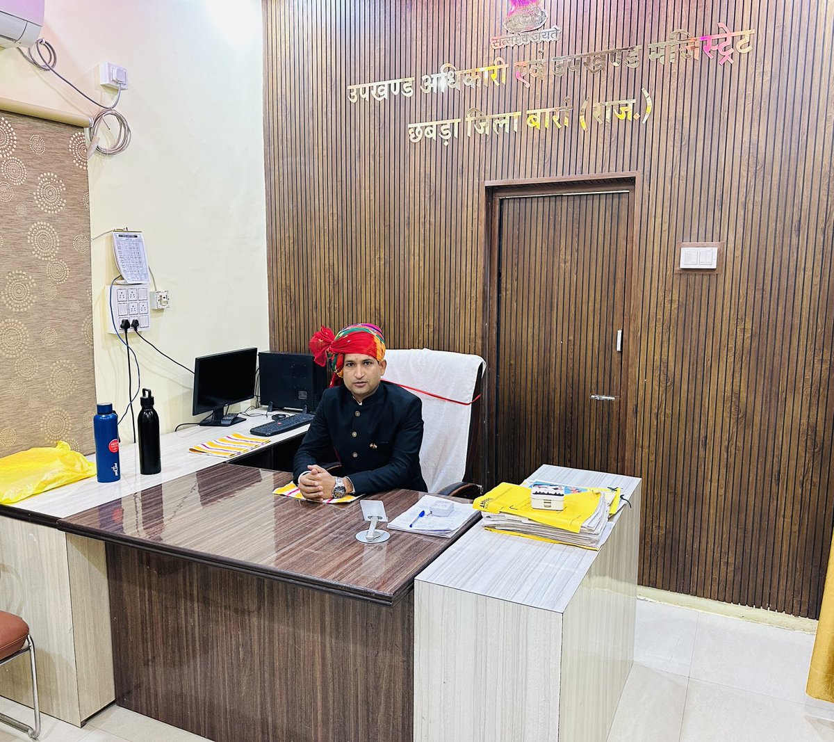 “जब भी तुम्हें संदेह हो या जब अहंकार बहुत बढ़ जाए, तो उस सबसे गरीब और कमज़ोर आदमी/औरत का चेहरा याद करो जिसे तुमने देखा हो और खुद से पूछो कि तुम जो कदम उठाने जा रहे हो, क्या उससे उस आदमी को कोई फायदा होगा। तब तुम्हारा अहंकार पिघल जाएगा।"
Gandhi’s talisman
Happy Civil Services Day!