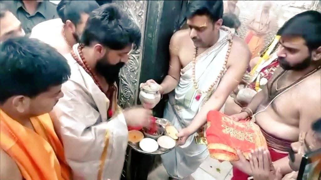 ರಾಮಾಯಣ ಚಿತ್ರೀಕರಣ ಪ್ರಯುಕ್ತ ಶ್ರೀ ಮಹಾಕಾಳೇಶ್ವರದ ದರ್ಶನ ಪಡೆದ ಯಶ್ ಬಾಸ್ 🙏 

<a href="/TheNameIsYash/">Yash</a> #YashBOSS 
#Ramayana #ToxicTheMovie