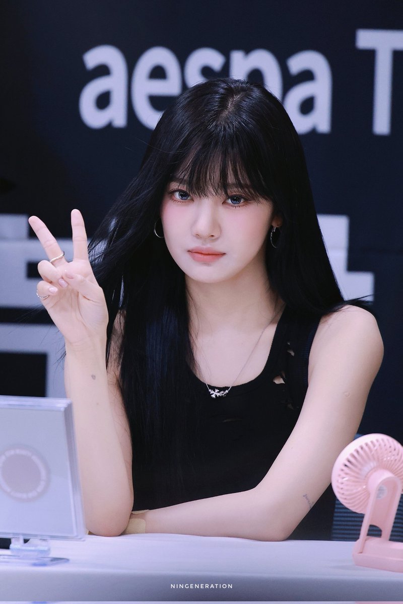 그녀가 주는 온도는 부드러운데, 눈빛은 위험해.