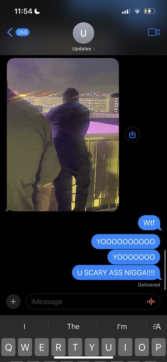 Aint no way my updates page met me today &amp; he didnt introduce himself 😂 SOMEONE GO BACK IN THE VOD AND FIND OUT WHO WAS BEHIND ME RIGHT HERE