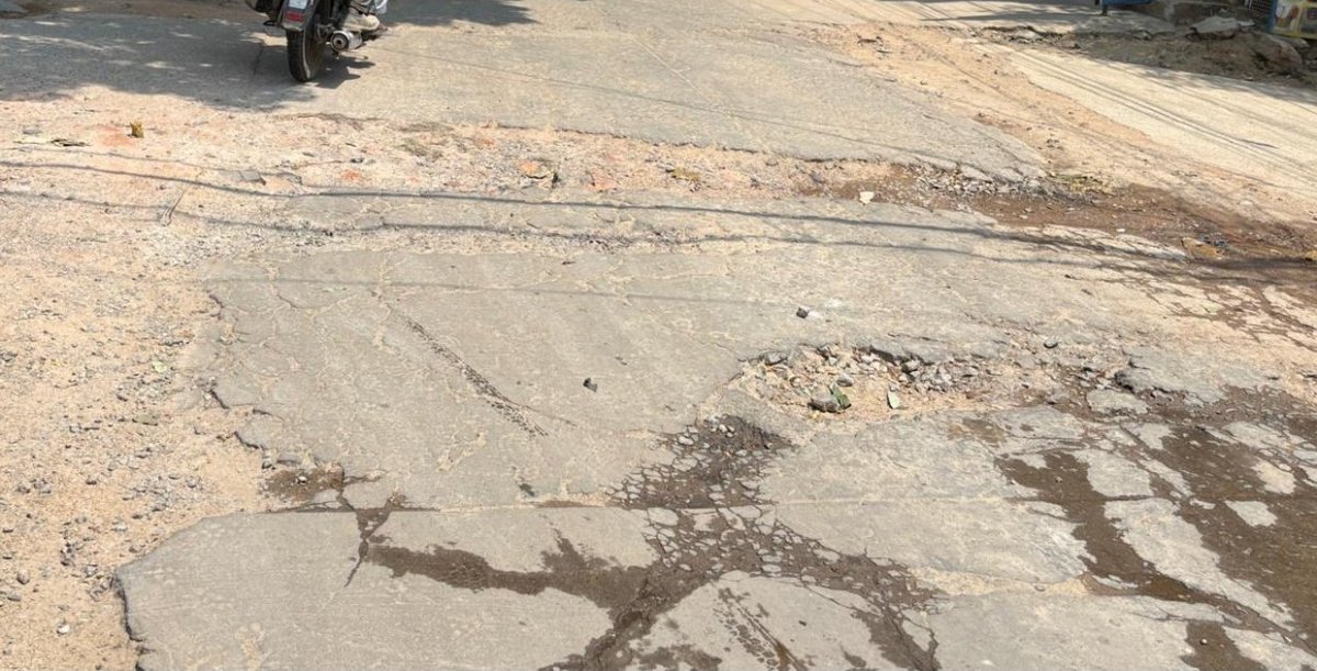 KSRI02's tweet photo. @CommissionrGHMC 
This road is near PRM school beside lane of Kanigiri venkateswara swami temple it's beennlike this for last one year pls help us to fix it ghmc is not right team help us with correct contact https://t.co/AS6ziaieo3