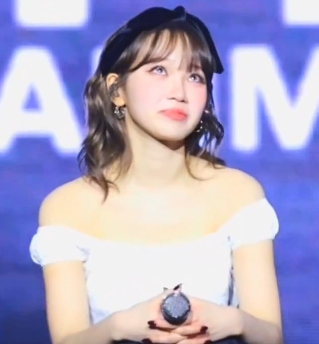 👀↗️ 눈물참는 표정,,  ㅁㅊ겠네,,,😇🔫