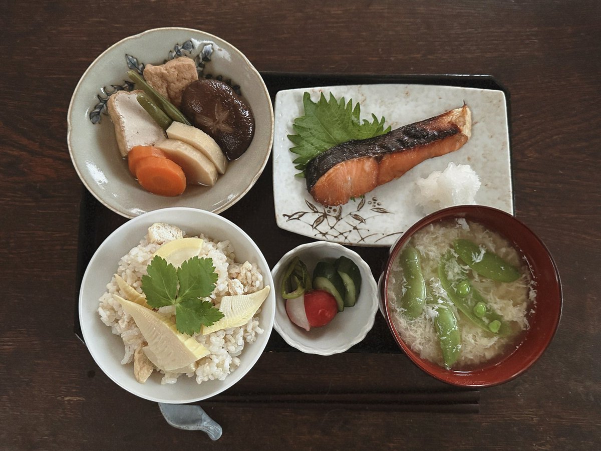 桜鱒の味噌漬け、厚揚げと筍と野菜の煮物、ぬか漬け、筍ごはん、かきたまのお味噌汁。あさひるごはん。
きょうもお元気さんで。