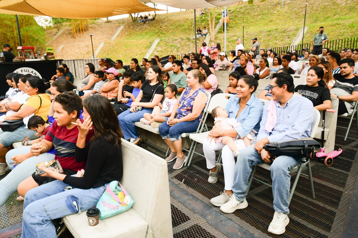 _Brozito's tweet image. Así se encuentra este domingo el cine al aire libre, sobre el bulevar Monseñor Romero.