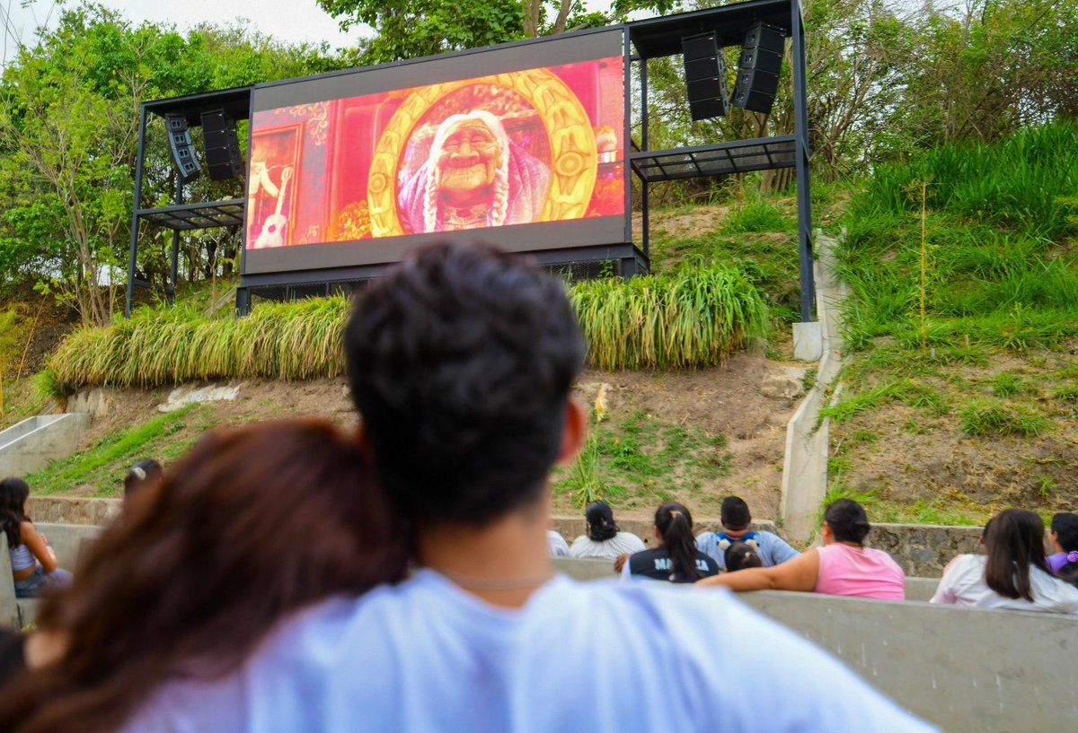 _Brozito's tweet image. Así se encuentra este domingo el cine al aire libre, sobre el bulevar Monseñor Romero.