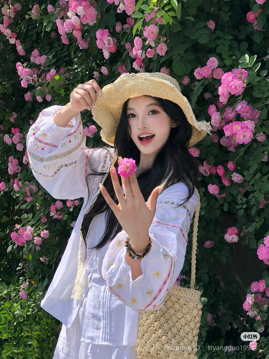 誰かの真似じゃなく｢私らしく｣生きる。誰かと比べることを辞めたら生きるのが少しラクになる。完璧じゃなくていいし、私は私のままでちゃんと価値がある。｢こうあるべき｣に縛られた自分を今日で卒業してみない？✨自分の心が喜ぶ選択をしていこう🍀