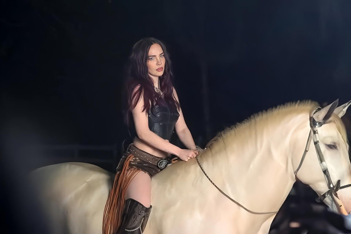 sunsetcamera's tweet image. La Reina del Corrido @belindapop