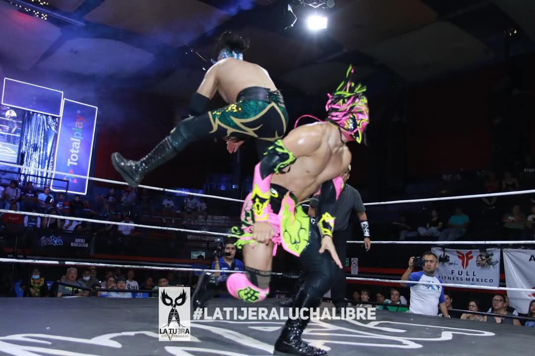 LaTijeraLucha's tweet image. Toluqueños bravos y traicioneros ante los bravos de Nau y Tepito❗️
En una buena lucha de relevos mixtos que #Keyra y #NoisyBoy iban dominando las acciones ante los representantes de Toluca e Hidalgo, sin embargo, de vestidores llega #AlasDeAcero para entrometerse y jalar...