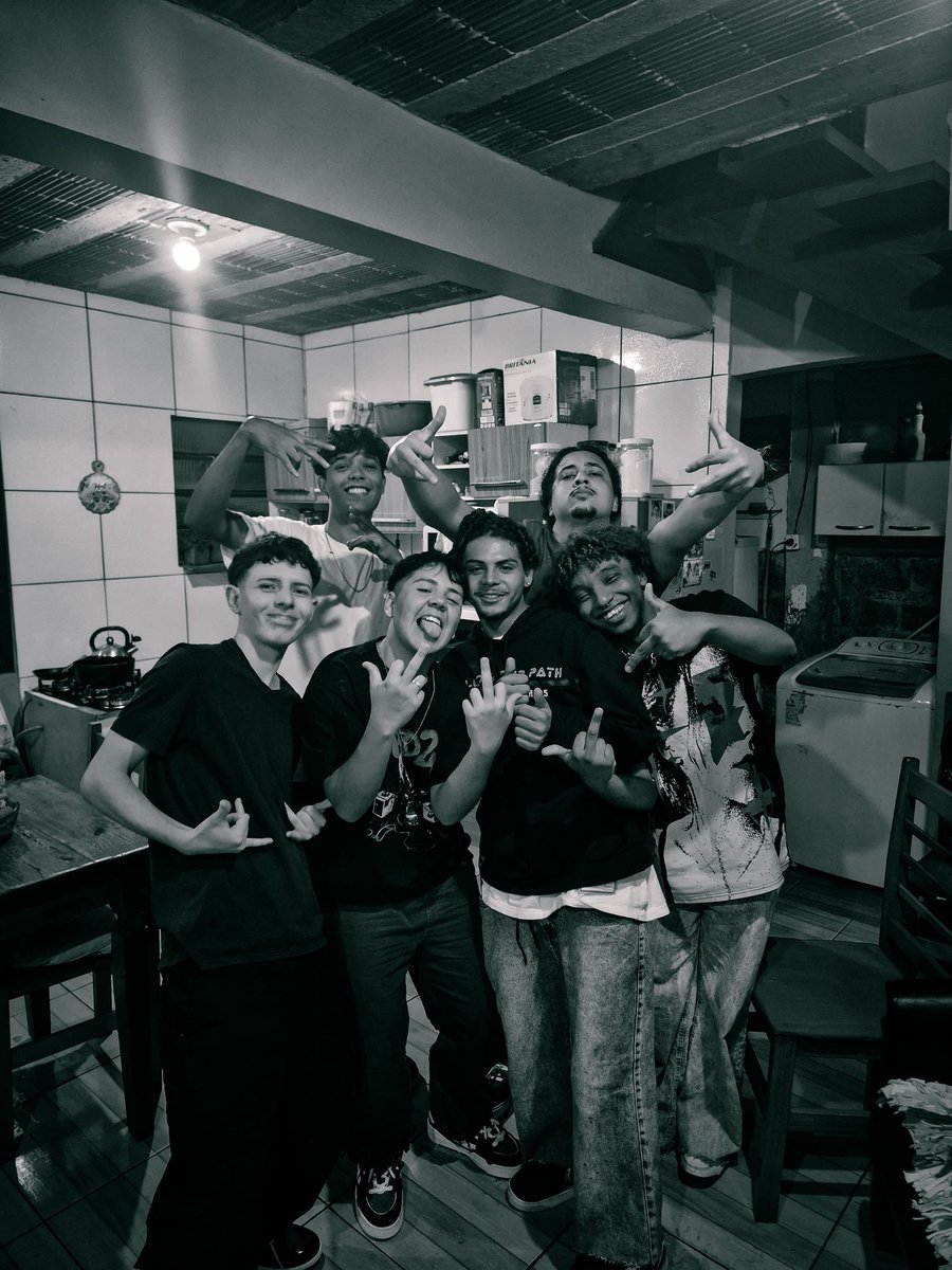 brireturn's tweet image. Descansem em paz🖤🕊