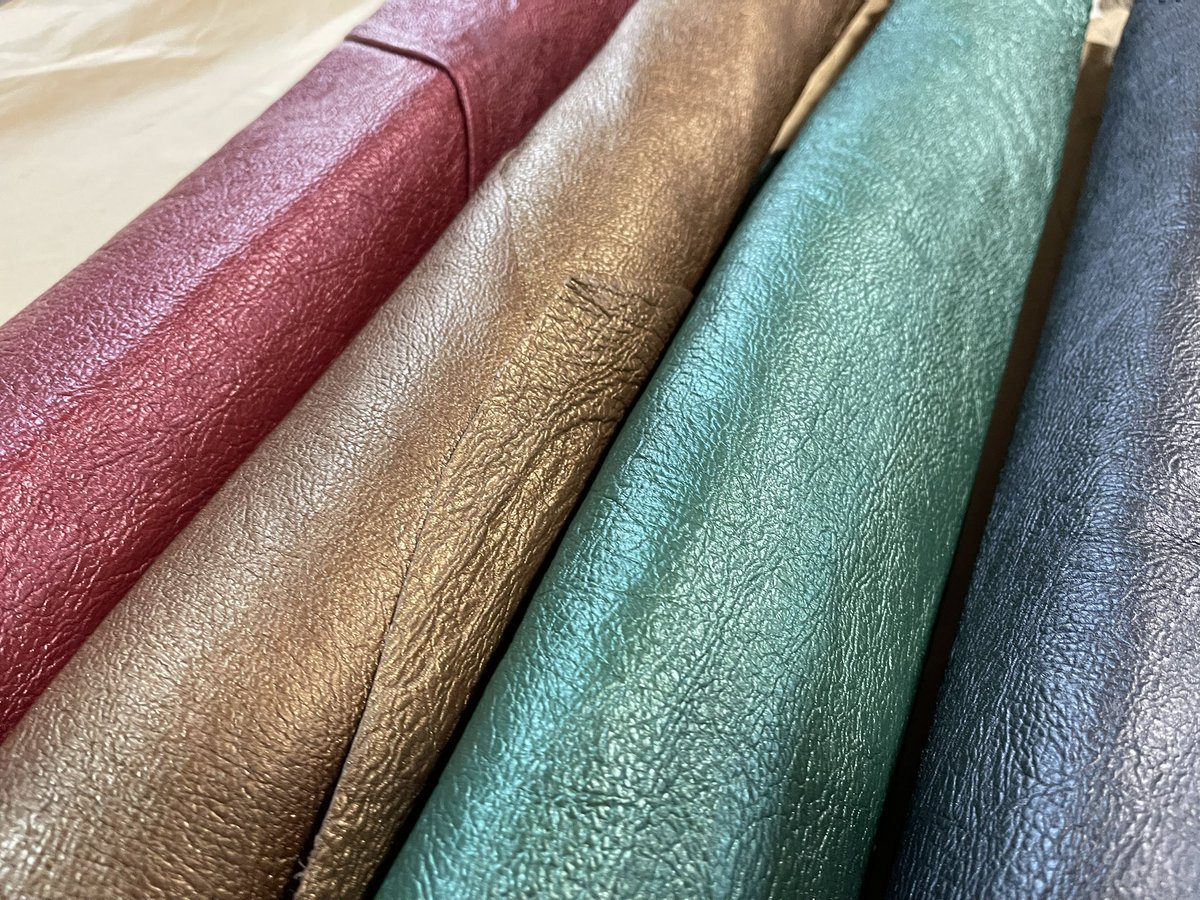 ameirotoro's tweet photo. レザー大量に入荷しました。合皮よりもお値打ちです！手に取ってご覧ください。（画像はごく一部）
ゴールデンウィーク祝日営業します　＃レザークラフト　＃革　＃皮　＃倉敷　＃手芸店 https://t.co/dKWfGR9YC1