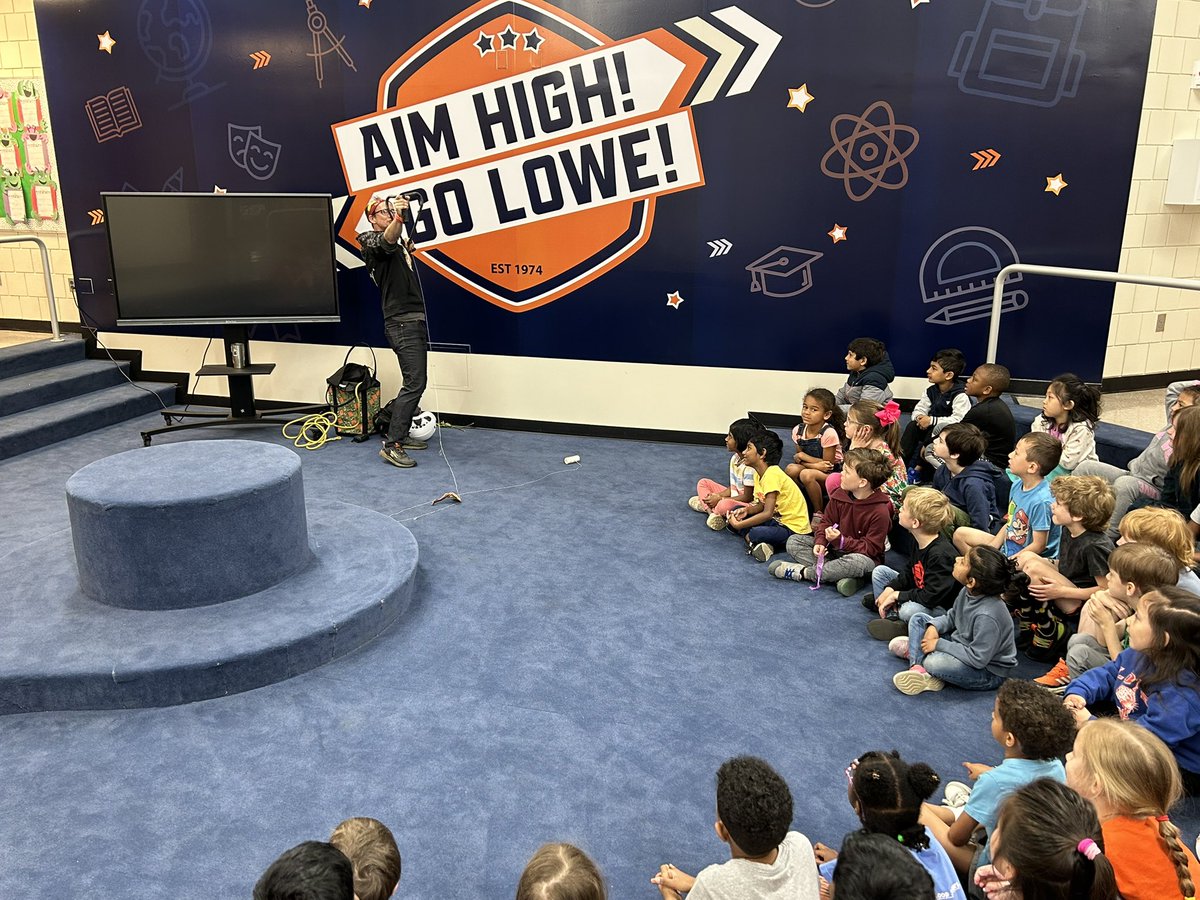 Lowe Explores brings in Community members to speak to students about what they have been learning. 

Arborist Ben Wolff from LimbWalkers came on Friday to talk about trees with all our Kindergarten students 🌳

#AimHighGoLowe 🐆