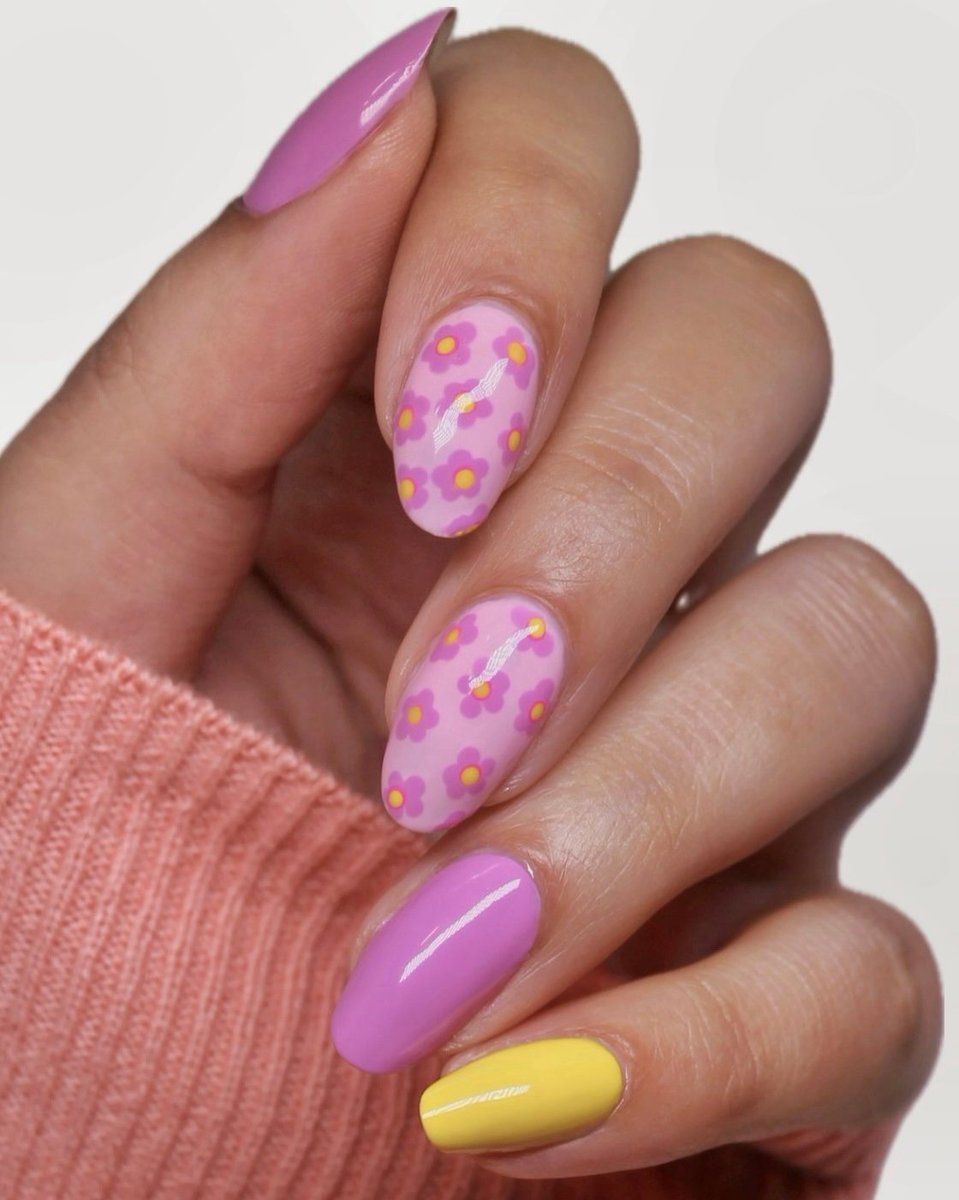 ellamila's tweet image. Chasing sunbeams and flower dreams 🌸💛💐 

Colors used: Pink Drink, Macaruin My Diet, I Pink I Love You, Sandcastle 

@aanchysnails

#ellamila #springnails #flowernails #nailart