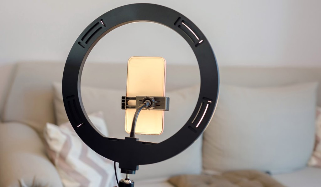 maxvc_digital's tweet image. Wireless Options: For maximum flexibility, look into wireless mics like the DJI Mic.

Read more 👉 maxwellvcdigital.com/essential-tool…

#BestToolsForUGC #VideoCreationMadeEasy #UGCTipsAndTricks