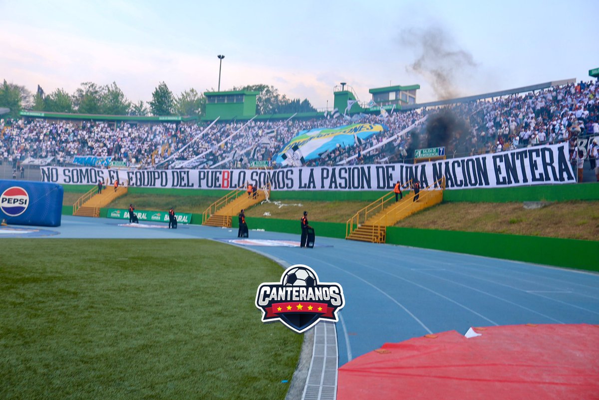 canteranosnet1's tweet photo. “No somos el equipo del pueblo, somos la pasión de una nación entera”.

▶️ El mensaje de la afición de Comunicaciones en el clásico frente a Municipal. 🔥😮‍💨

#VamosCremas #VamosRojos #Clásico333  #LigaGT #Clausura2025 https://t.co/mpQu5htMXY