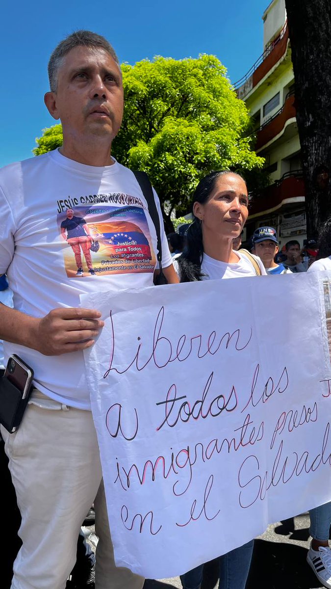 Angelj1310's tweet photo. @nayibbukele @NicolasMaduro Nuestras familias no son una barajita de canje.
#BukeleSecuestrador
#bukelelameculodetrump https://t.co/p33NbAiFyk