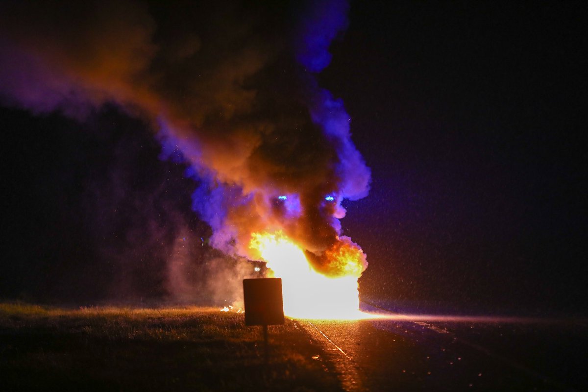 Auto uitgebrand op de snelweg A30 bij Lunteren