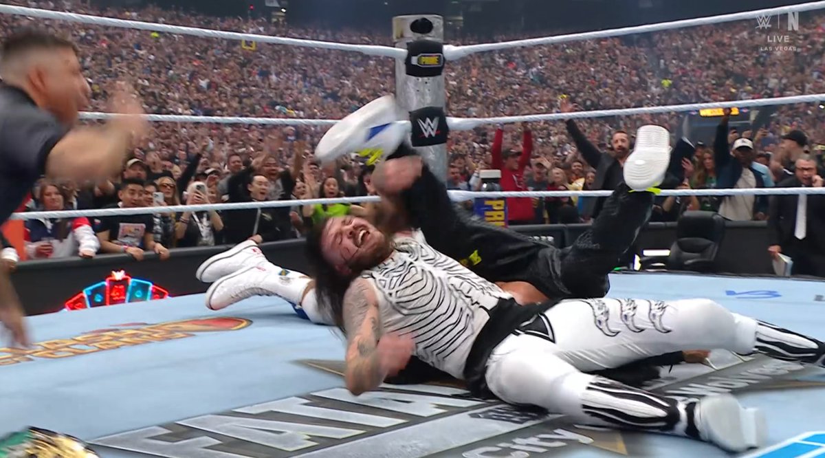 wrestlelamia's tweet image. DOM MYSTERIO WINS THE WWE INTERCONTINENTAL CHAMPIONSHIP 

🔥🔥🔥🔥

#WrestleMania