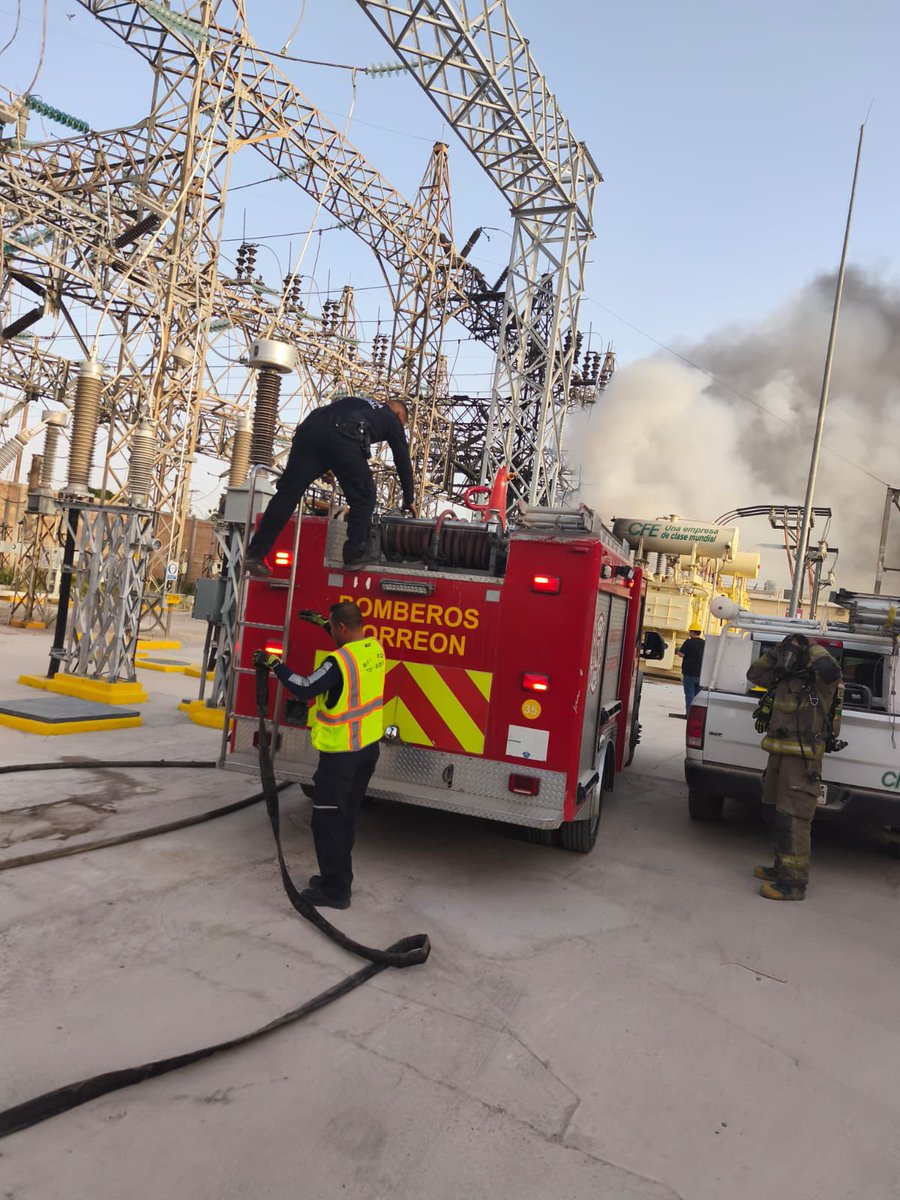 DSPMTorreon's tweet photo. 🚨🚔 Se registra incendio en una Subestación de la CFE, ubicada en la calle Argentina en la colonia Aviación.

La Policía de #Torreón brinda apoyo en el perímetro, mientras personal de Bomberos y Protección Civil realizan maniobras correspondientes para controlar la situación. https://t.co/VkbNVMHvmY