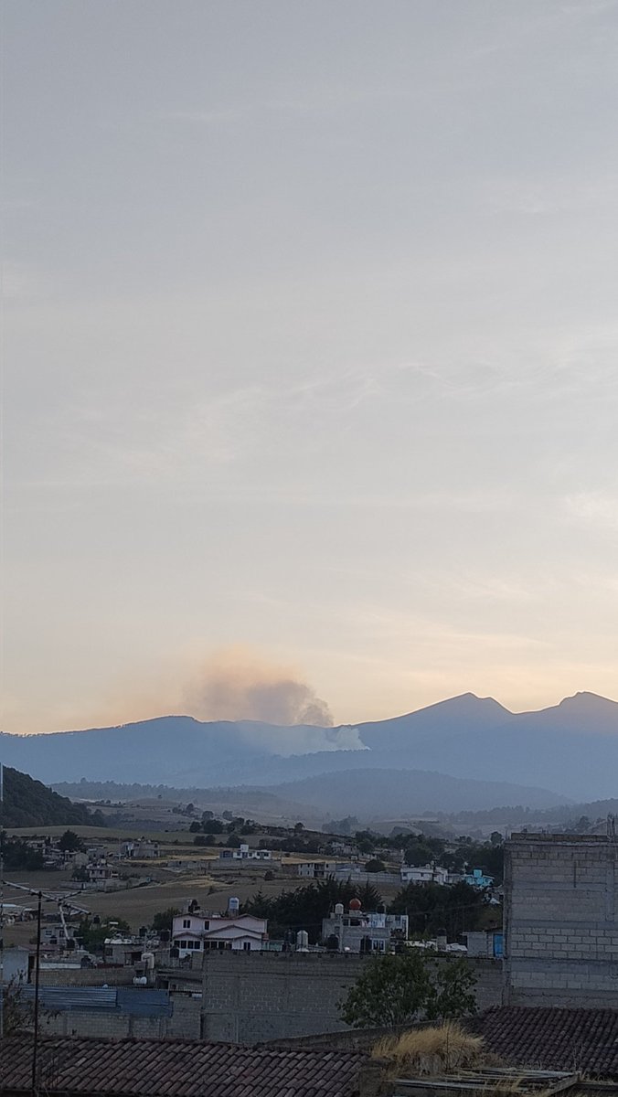 _julietas's tweet photo. @Probosque_ incendio en las faldas del nevado de lado de Calimaya https://t.co/dmX6lK2QIF