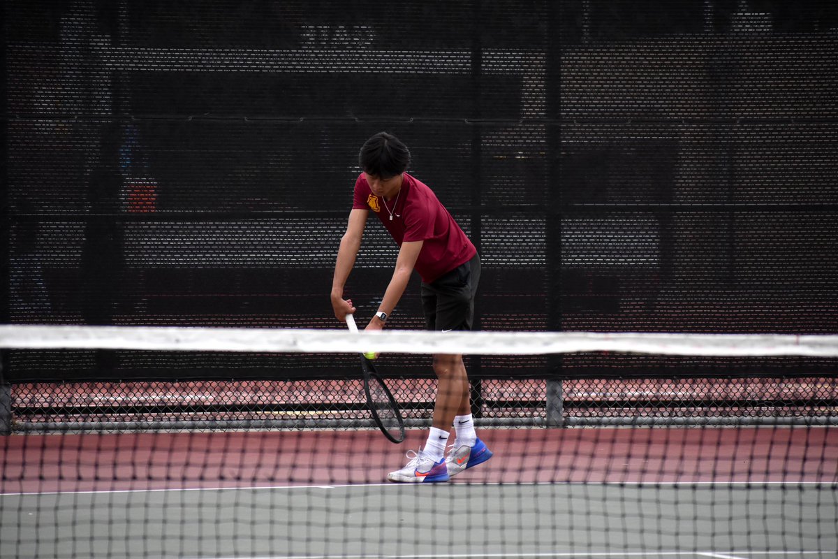 ArcadiaUnified's tweet image. Our Arcadia High Boys dominated the court and earned a 17-1 victory against Herbert Hoover High School. From the first serve to the final point, this match had it all—focus, determination, and sportsmanship! Great work, Apaches! 🎾💪🏻 #ApacheStrong #Tennis