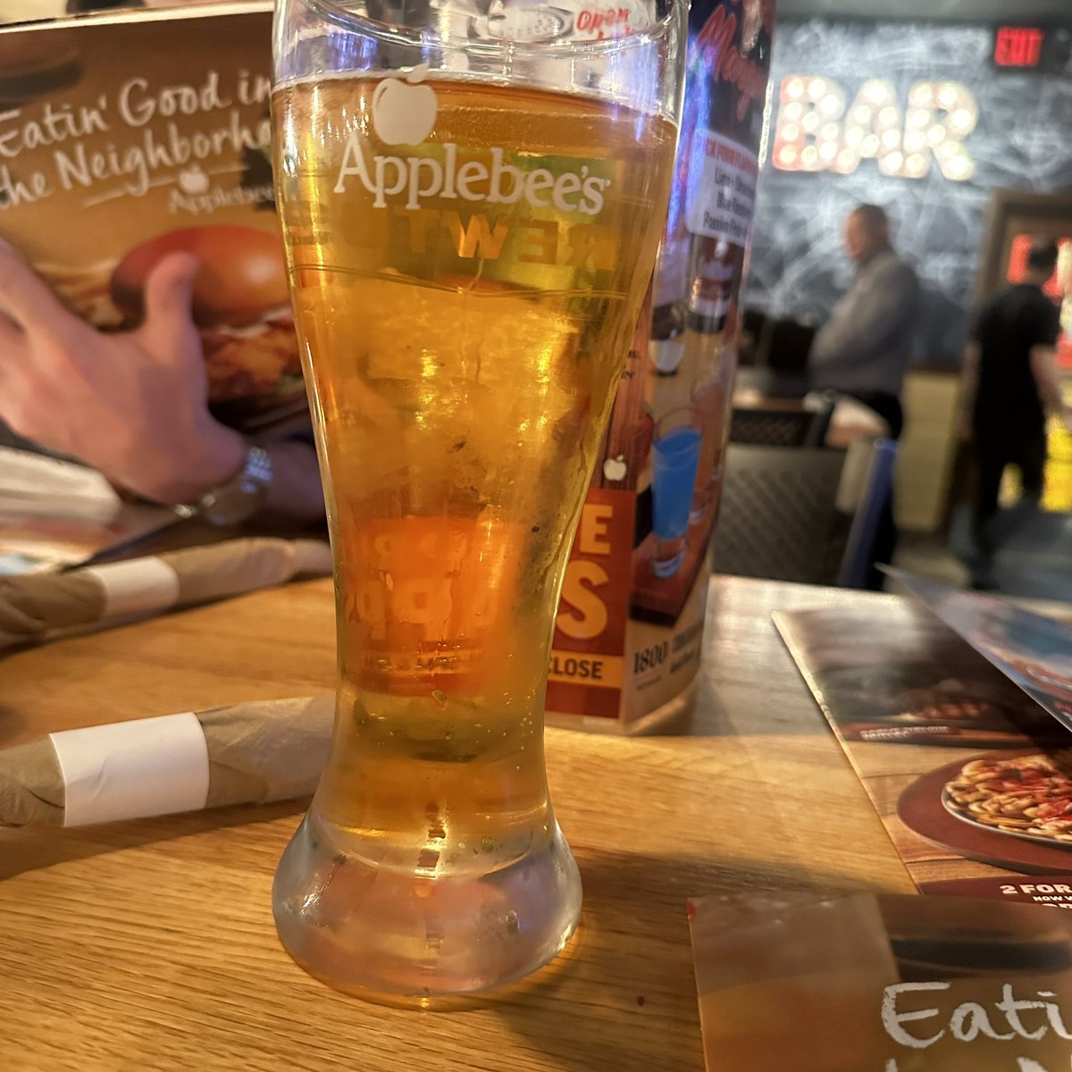 EazyTakes's tweet photo. Applebees on Easter #CHIN https://t.co/fxEh6yh8yn