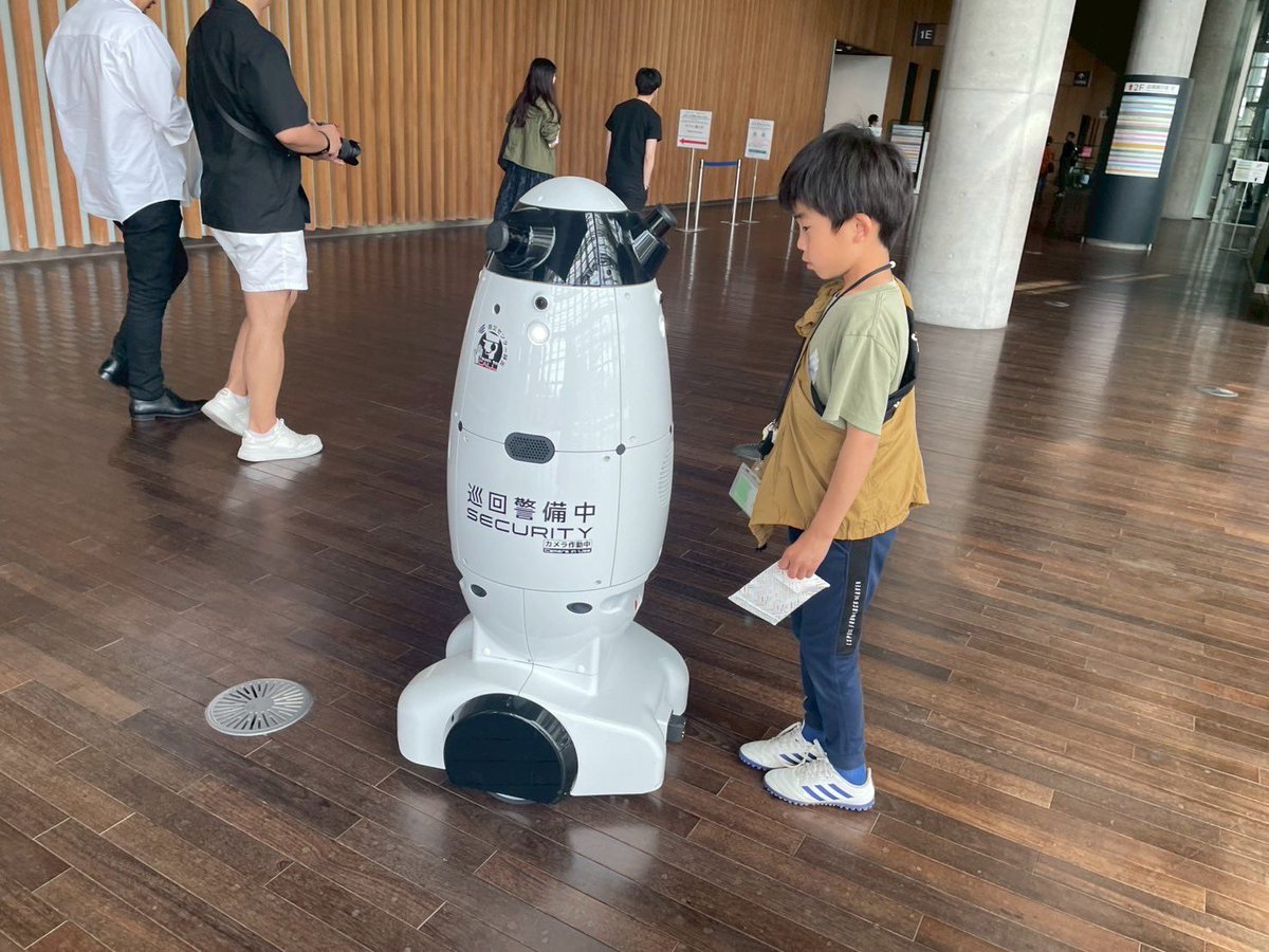 今年も光風会展開催中です。
国立新美術館の警備ロボに話しかけて警戒される孫っち😅