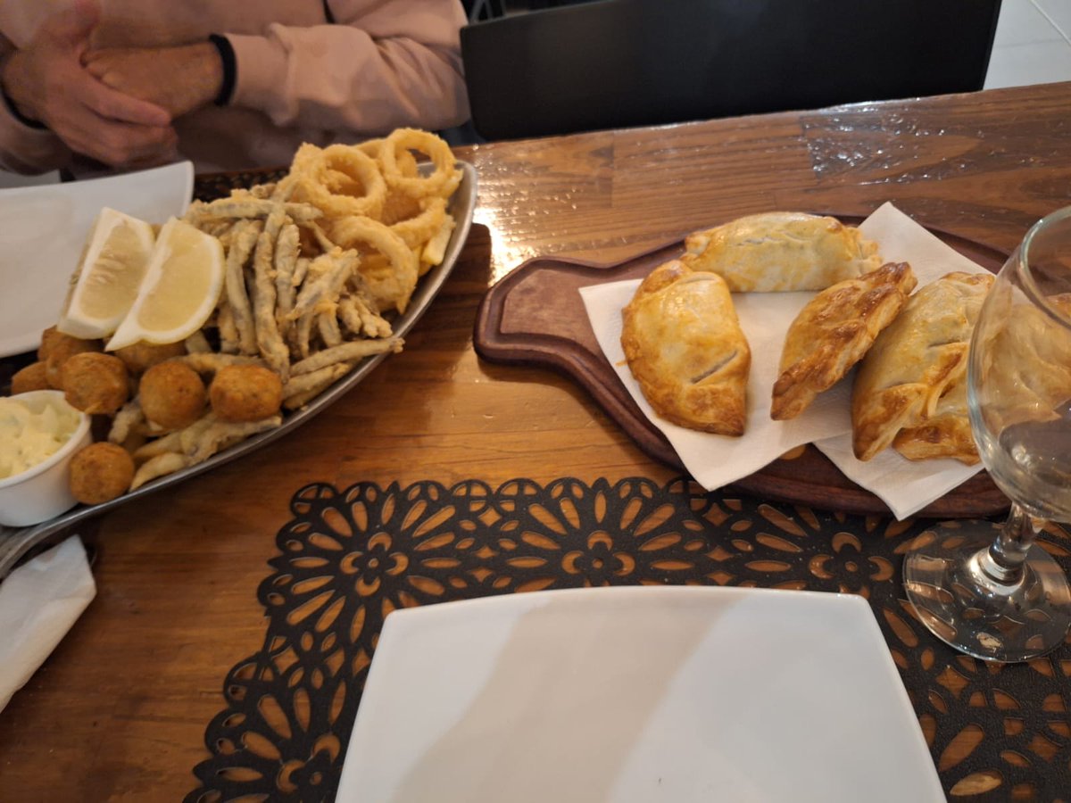 Me gané el sorteo de <a href="/asociailicita/">Asociación Ilícita</a> y ni los miro, decía sin obligación de compra. Una cena para el grupo familiar en Stella Maris 
Gracias mequetrefes estaba bárbaro!!!