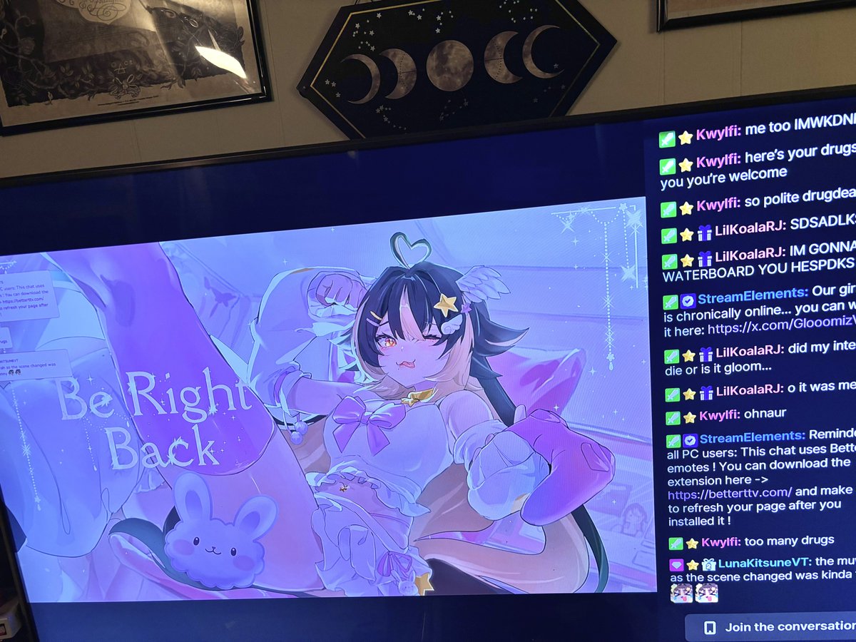 Glooomiz's tweet image. walked into the living room and saw that my parents had my stream on the tv🥹🤍