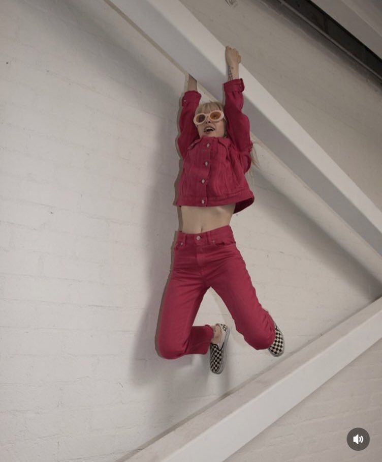 A little Hayley Williams-Lizzie McGuire inspired. Does it look terrible? Yes but who cares 😭