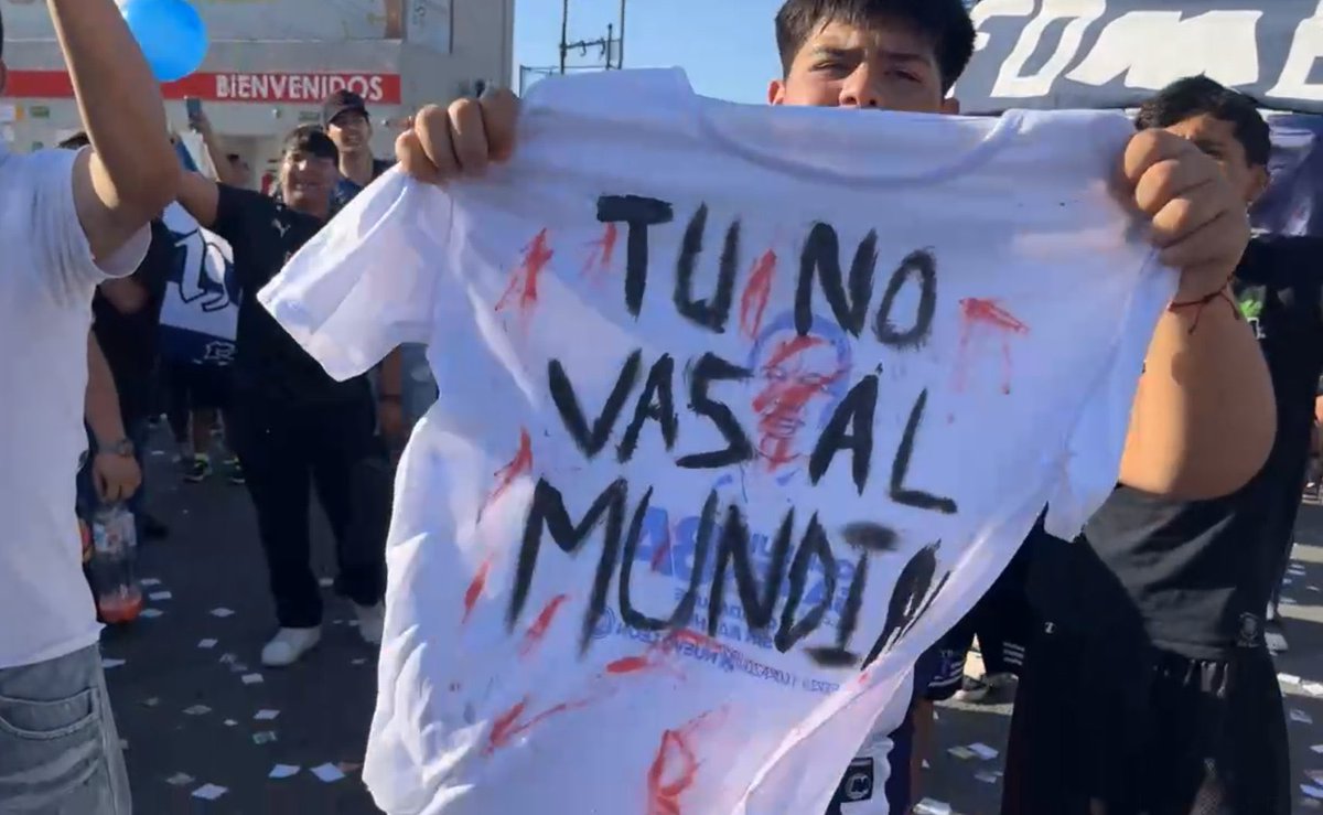 meslal2010's tweet photo. @clubleonfc Van a mamarla mucho, cortesía la pandilla. Pueblerinos de mierda https://t.co/MjnnNKce1m