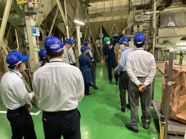 HCS_1998's tweet photo. 4月18日(金)JEITA、JESAの皆様(9名)が弊社本社工場のご視察に来られました。今回家電リサイクル工場の見学は初めてという方も多く、見学時や見学終了後に様々なご質問を頂きました。今後管轄される展示会等の運営にも何かご参考になれば大変光栄です。
#家電リサイクル
#JEITA
#JESA https://t.co/wSRZ1vL21H