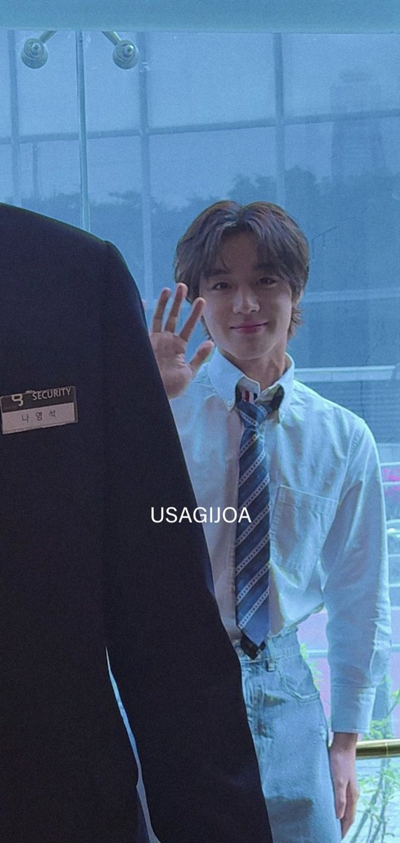 250421 넷플릭스 약한영웅 제발회

첫사랑 기억조작 ㄹㅈㄷ
막 복도에서 인사해주는걸로 보임  #박지훈